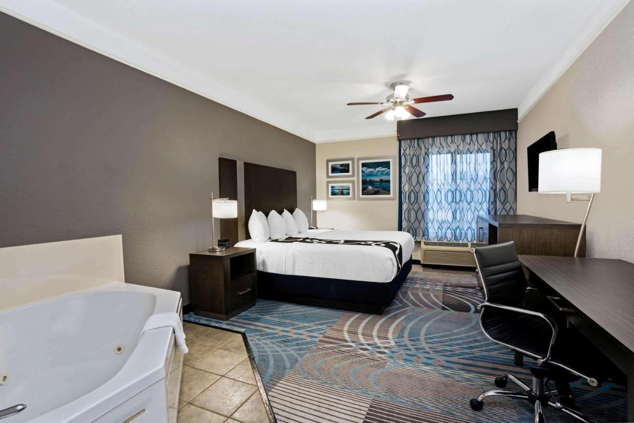La Quinta By Wyndham Conroe Hotel Exterior foto